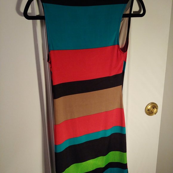 Fitting and colorful dress - Picture 2 of 2